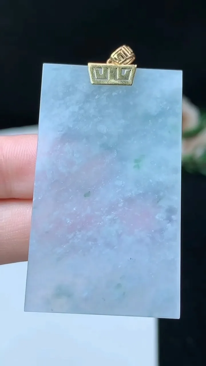 天然A货翡翠飘花无事牌吊坠，尺寸47.8-27.8-2.7，重量:13.02g
11月26日