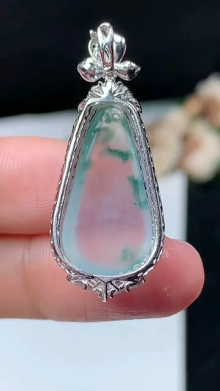 天然A货翡翠飘花福瓜吊坠，尺寸35.5-14.2-9.9，裸石22.4-11.6，重量:4.28g
11月26日，重量:4.28g