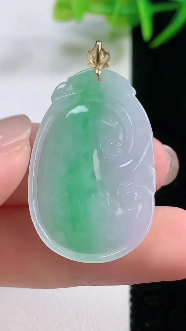 天然A货翡翠如意吊坠，尺寸33.4-22.7-4.7，重量:6.59g
11月26日