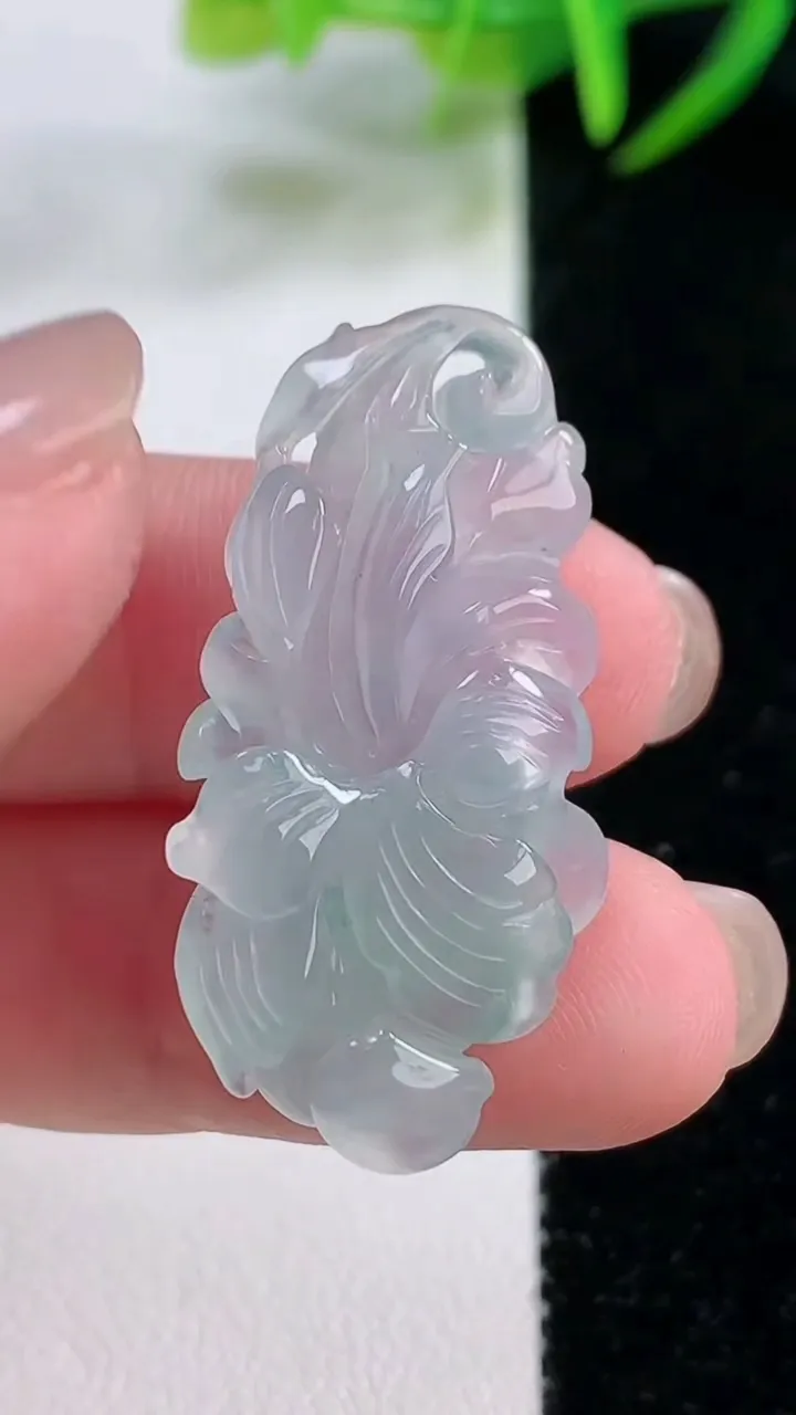 天然A货翡翠和和美美 荷花吊坠，尺寸34.6-16.6-8.3，重量:5.51g
11月26日