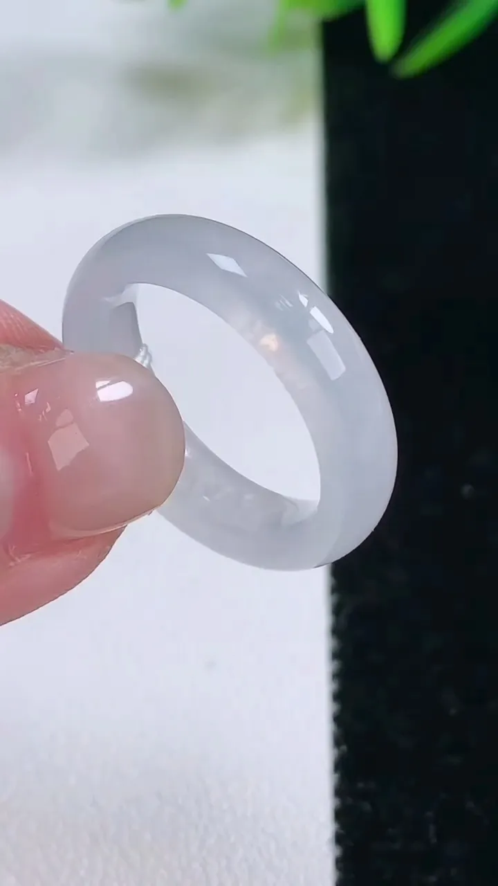 天然A货翡翠指环戒指，尺寸17.8-5-3，重量:3.63g2025年11月26日
工厂直销收藏佳品,种好水足，色泽均匀，有种有色，上手高大气！