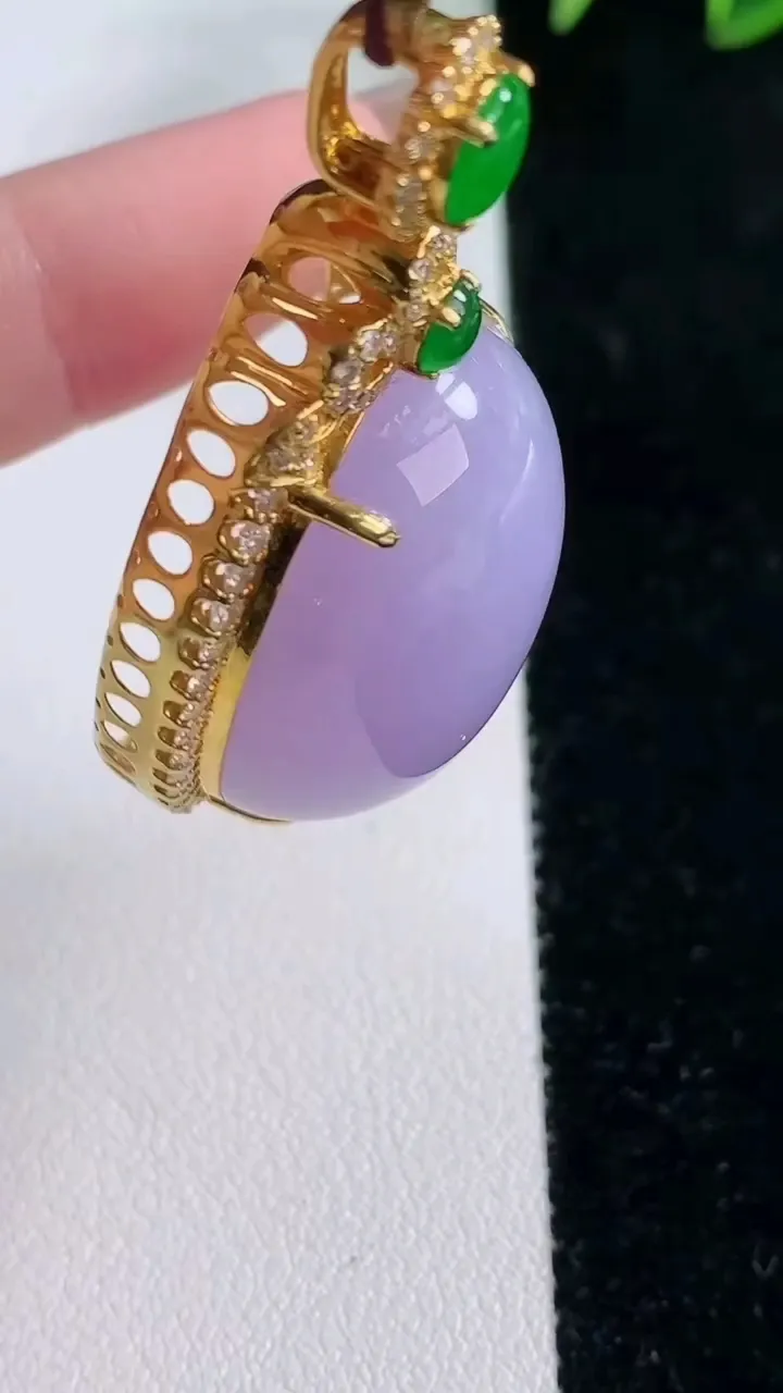 天然A货翡翠18K金紫罗兰蛋面吊坠，尺寸46.5-25.4-16，裸石28.8-22重量:19.67g
11月26日