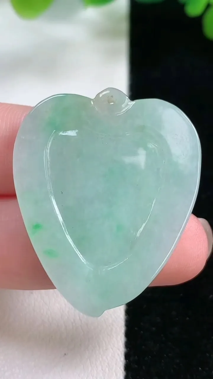 天然A货翡翠心形吊坠，尺寸36-29-5，重:9.04g
11月26日