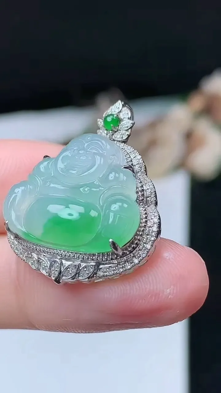 天然A货翡翠佛公吊坠，尺寸26.7-21.9-8.4，裸石15.6-19.2，重量:3.53g
11月26日