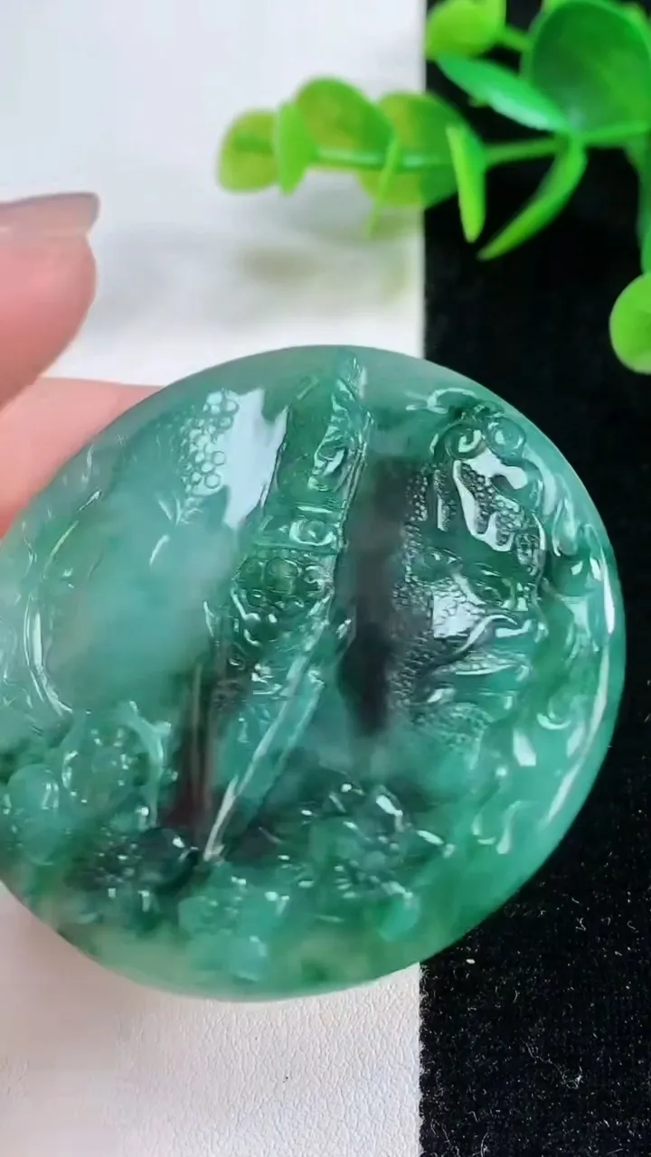 天然A货翡翠一念之间吊坠，尺寸54.8-5.3，重量:32.67g
11月26日