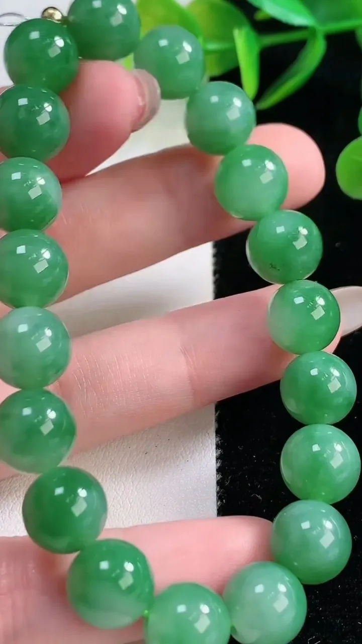 天然A货翡翠圆珠手串，尺寸9.8-19颗，重量:32.00g11月26日
工厂直销收藏佳品,种好水足