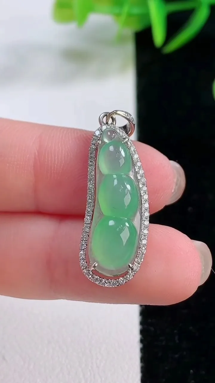 天然A货翡翠福豆吊坠，尺寸29.5-10-6.2，裸石23-7.3重量:2.81g
11月26日