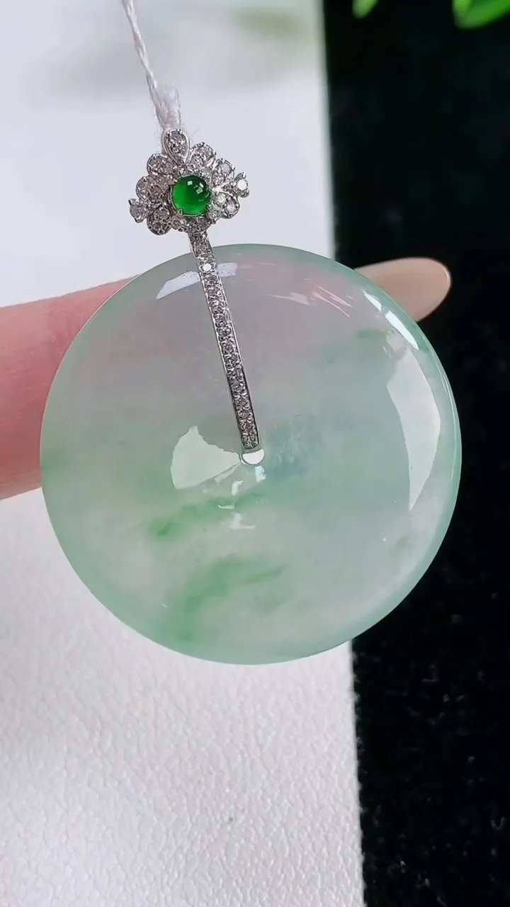 天然A货翡翠平安扣吊坠，尺寸29.2-5.3，重量:10.06g
11月26日