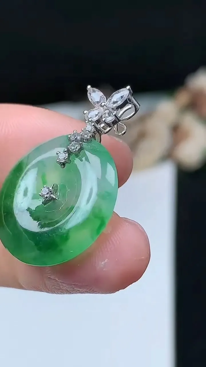 天然A货翡翠平安扣吊坠，尺寸19.3-4.2，重量:4.00g
11月26日