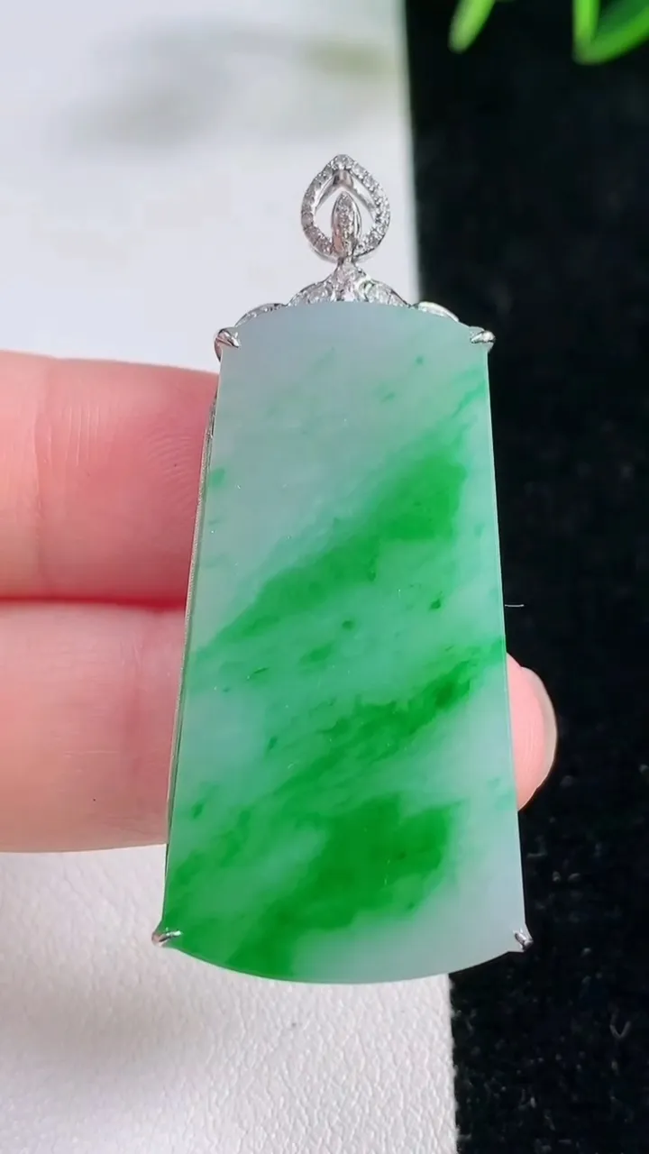 天然A货翡翠无事牌吊坠，尺寸48.6-38.7-20-5.7，重量:9.96g
11月26日