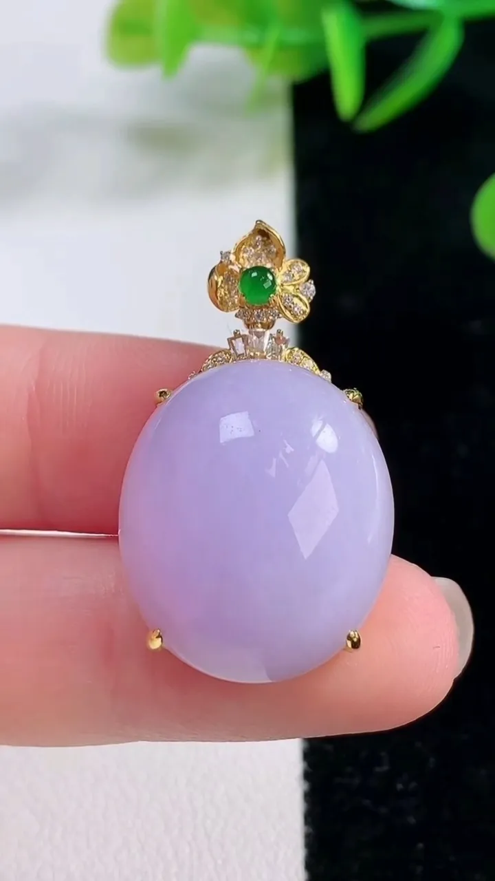 天然A货翡翠18K金紫罗兰蛋面吊坠，尺寸32.5-22-18.8-11.5重量:6.40g
11月2