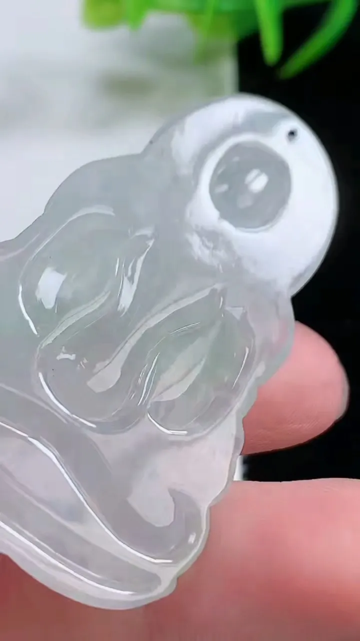 天然A货翡翠度母观音吊坠，尺寸54-32-5，重量:16.02g
11月26日