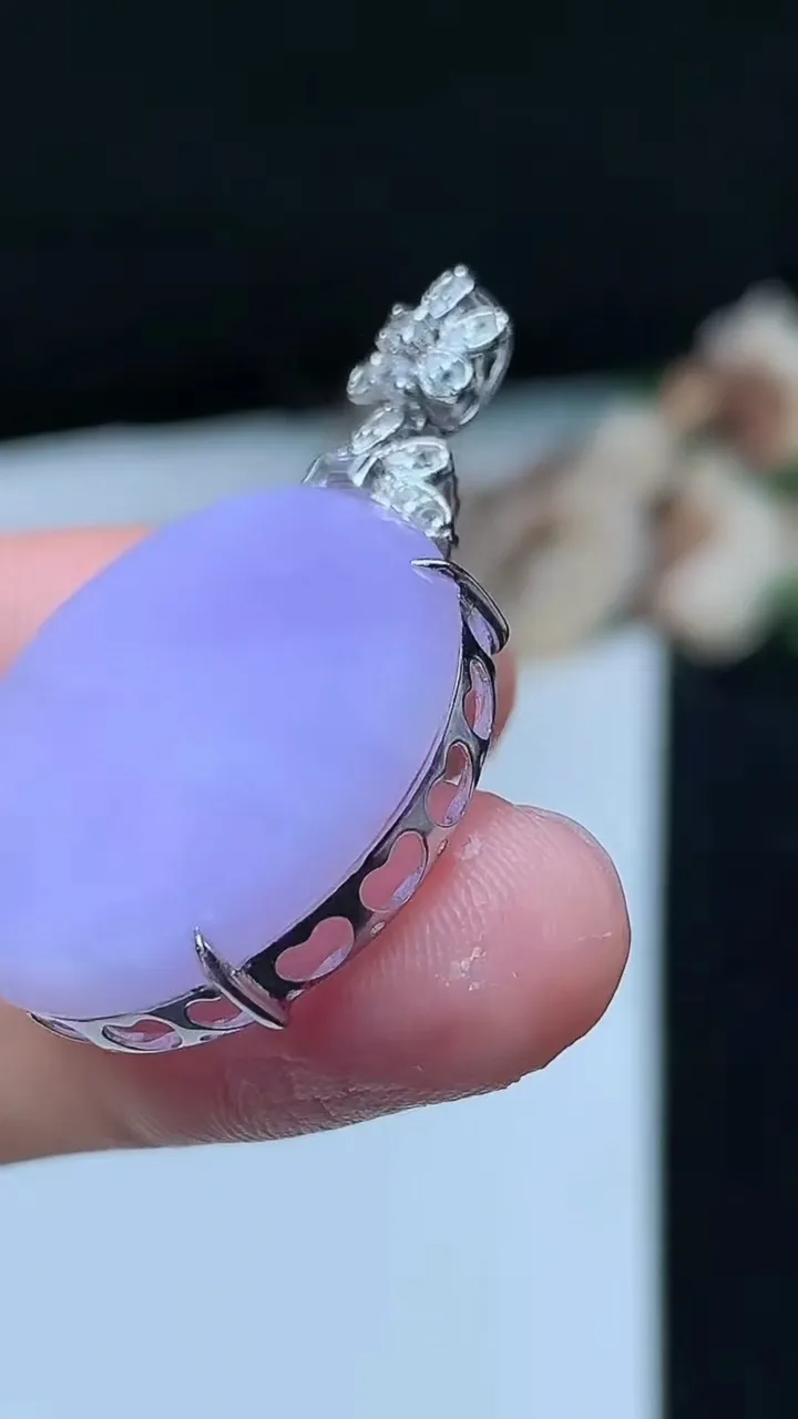 天然A货翡翠k金紫罗兰无事牌吊坠，尺寸23.8-6，重量:5.30g
11月26日