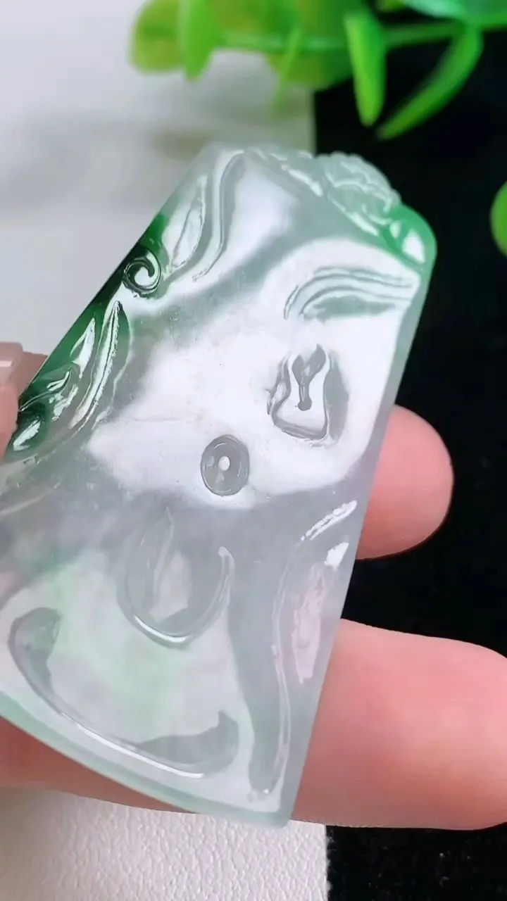 天然A货翡翠大日如来吊坠，尺寸59.2-31-3.4，重量:15.29g
11月26日