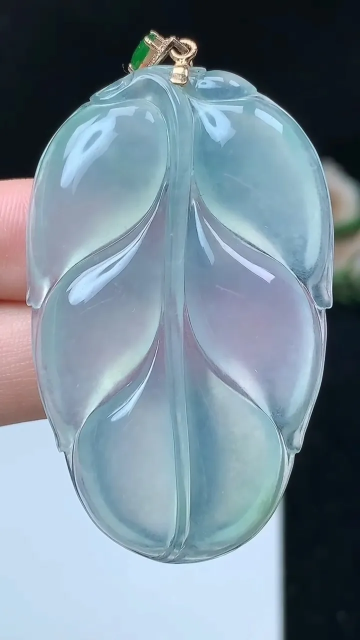 天然A货翡翠白冰金枝玉叶 叶子吊坠，尺寸51.8-32.8-5.5，重量:17.82g
11月26日