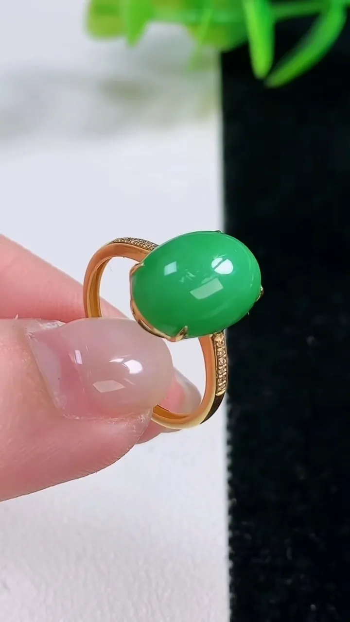 天然A货翡翠蛋面戒指，尺寸17.7-13-9.1-6.2，重量:2.19g2025年11月26日
工厂直销收藏佳品,种好水足，色泽均匀，有种有色，上手高大气！