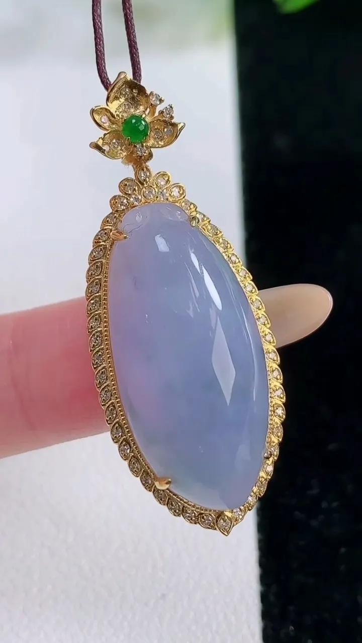 天然A货翡翠18K金紫罗兰福瓜吊坠，尺寸41.4-16.5-11，裸石25.6-13重量:7.07g
11月26日