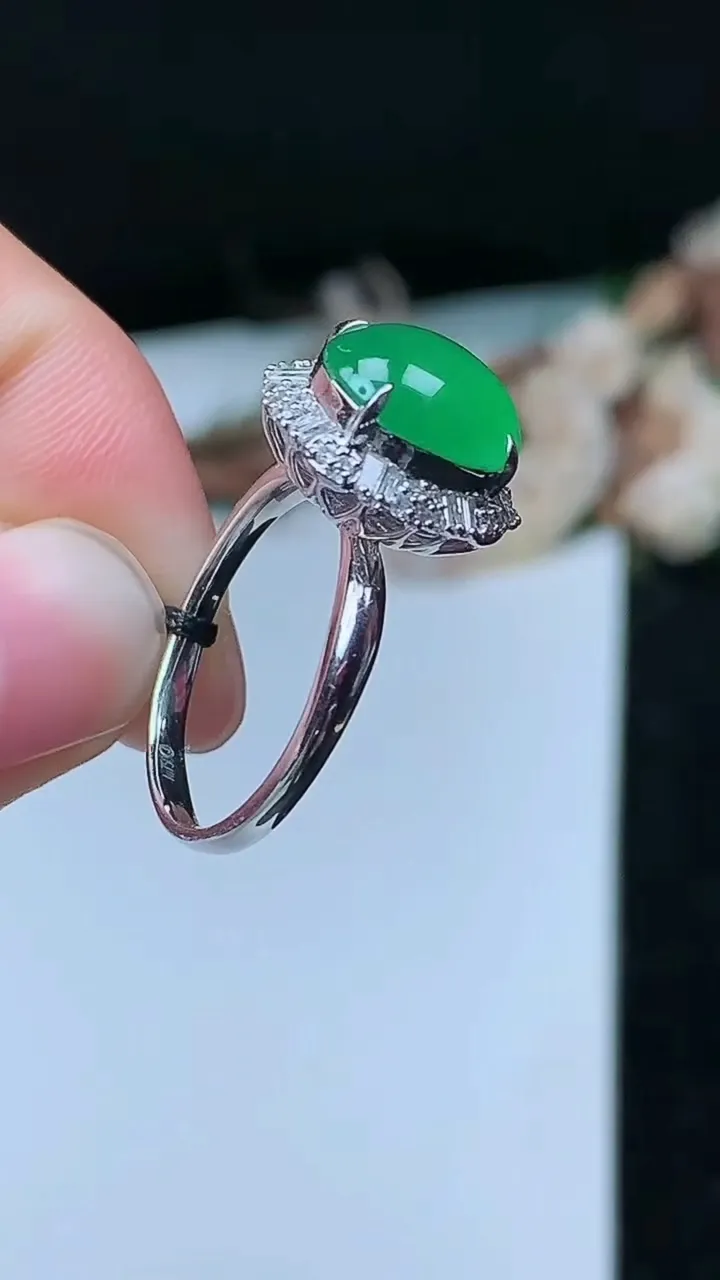 天然A货翡翠蛋面戒指，尺寸17.2-10.2-9.2，重量:3.47g2025年11月26日
工厂直销收藏佳品,种好水足，色泽均匀，有种有色，上手高大气！