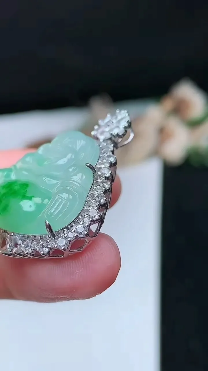 天然A货翡翠佛公吊坠，尺寸33.7-28.9-9.3裸石21-24.5，重量:9.22g
11月26日