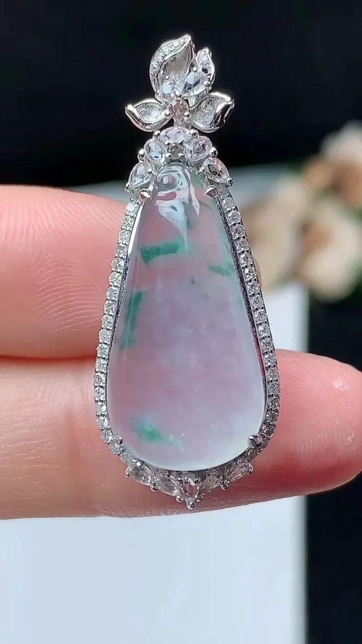 天然A货翡翠飘花福瓜吊坠，尺寸35.5-14.2-9.9，裸石22.4-11.6，重量:4.28g
