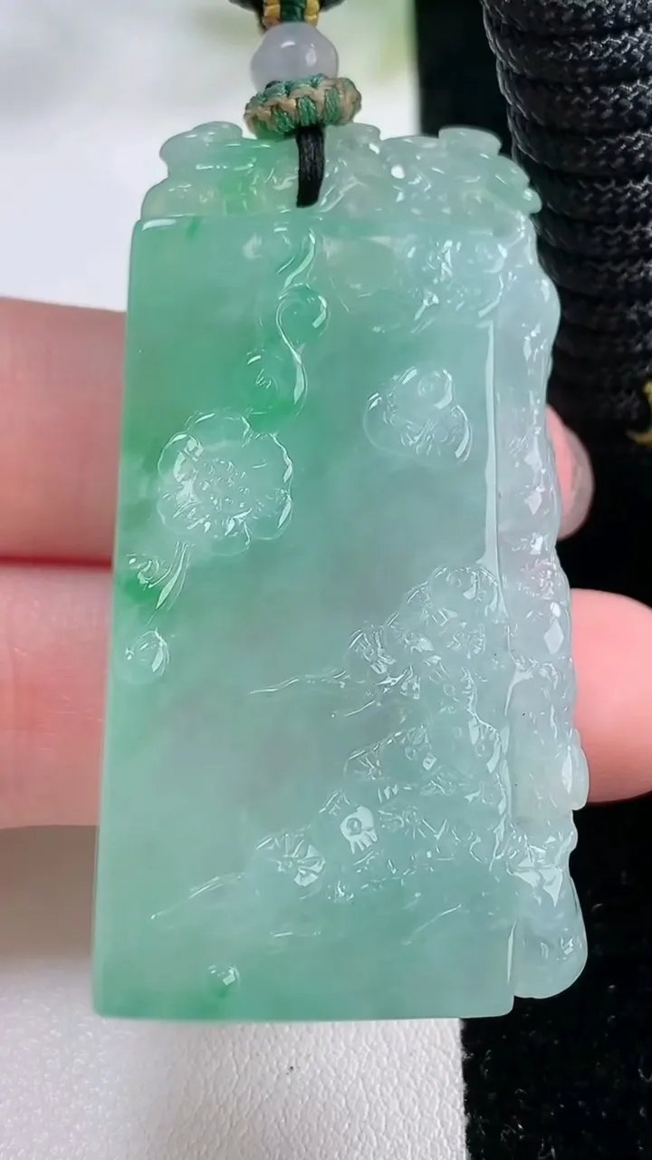 天然A货翡翠山水牌吊坠，尺寸51.5-27-6.6，重量:27.78g
11月26日
