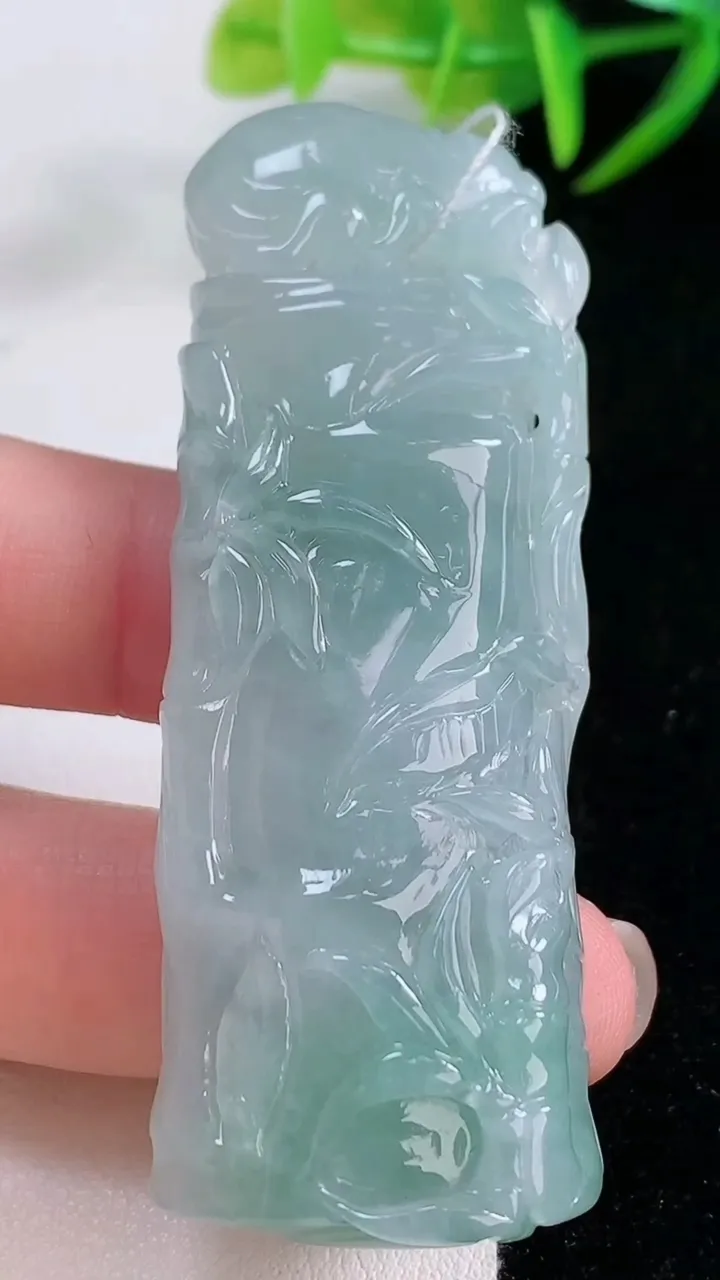 天然A货翡翠节节高升 竹节吊坠，尺寸65-23.5-11.3，重量:40.78g
11月26日