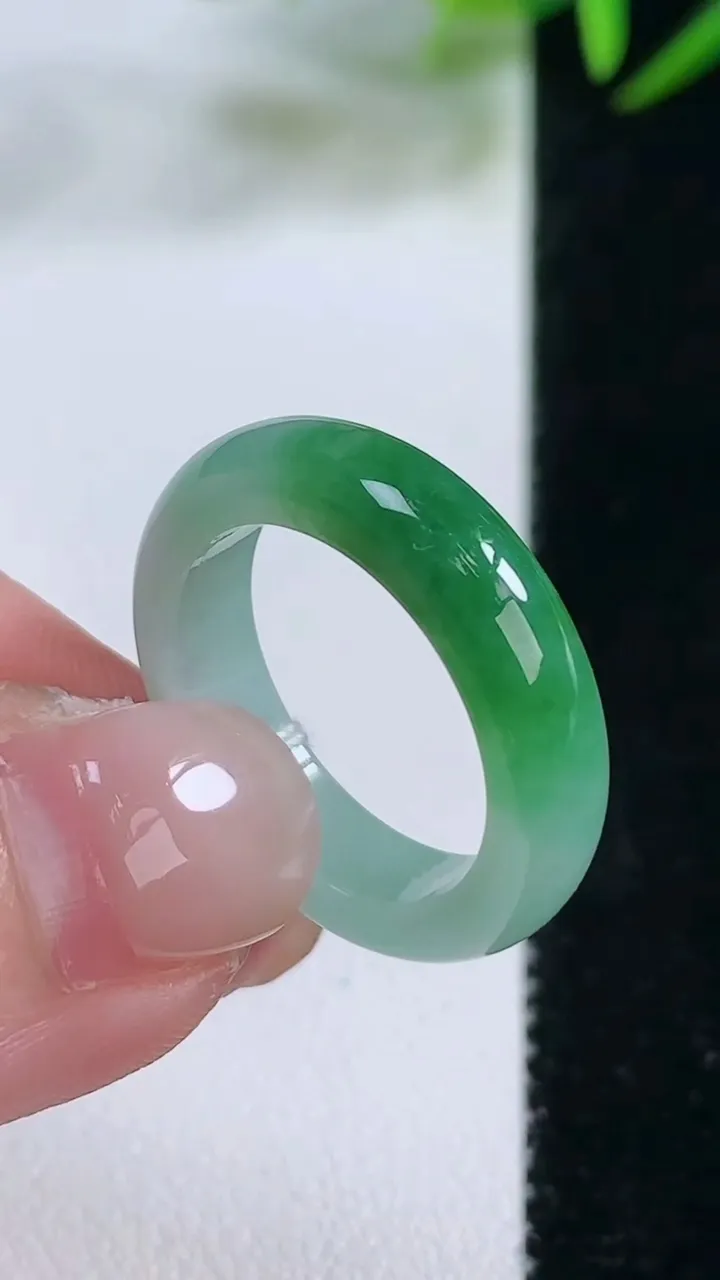 天然A货翡翠指环戒指，尺寸17.7-5.2-3，重量:3.78g2025年11月26日
工厂直销收藏佳品,种好水足，色泽均匀，有种有色，上手高大气！