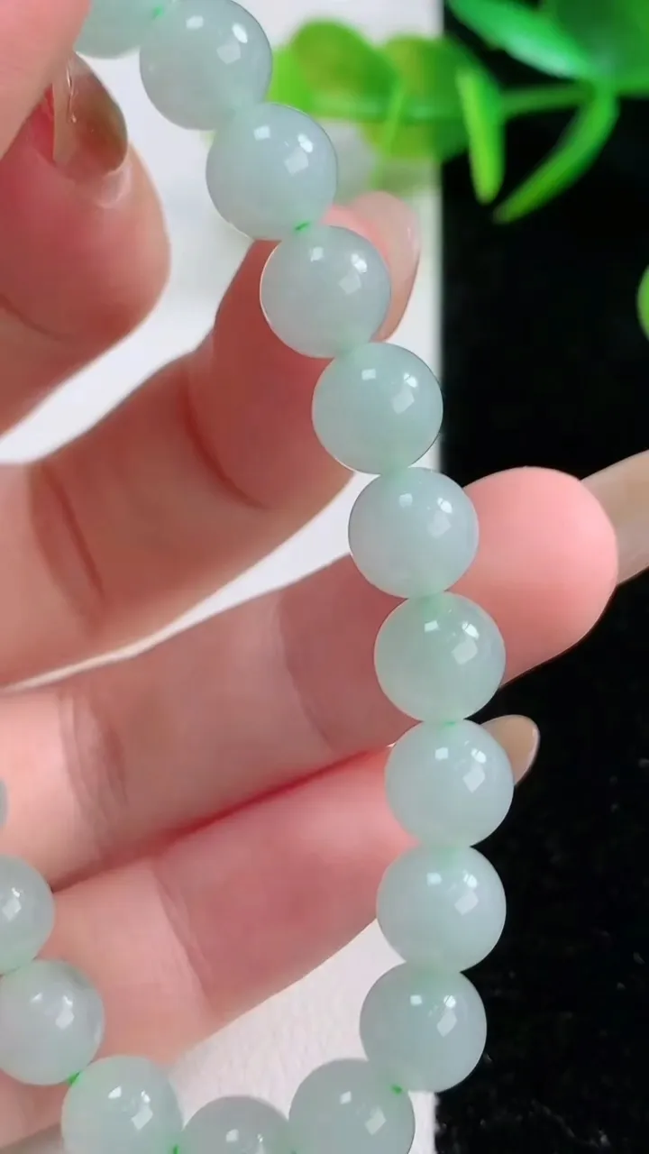 天然A货翡翠圆珠手串，尺寸8.2-23颗，重量:20.37g11月26日
工厂直销收藏佳品,种好水足，色泽均匀，有种有色，上手高大气！