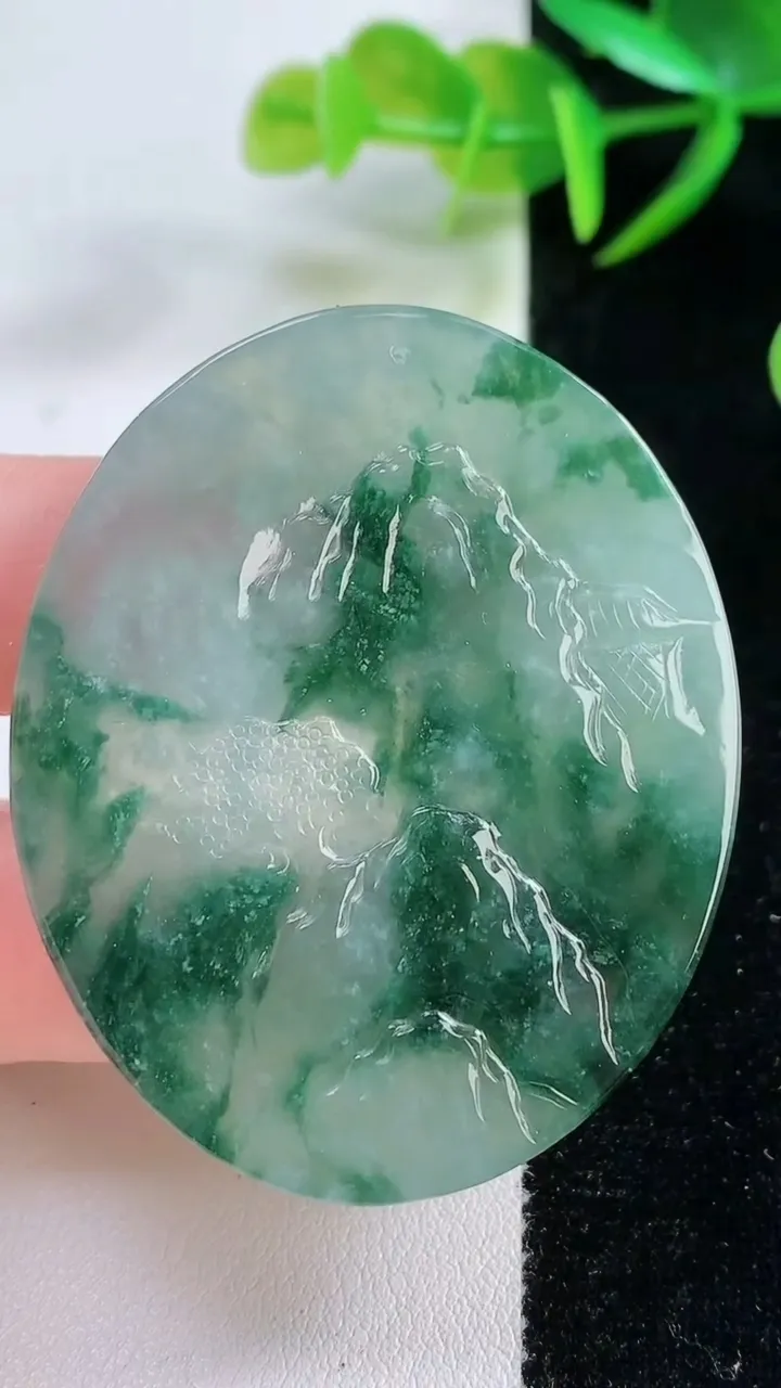 天然A货翡翠牌吊坠，尺寸51.5-42.2-5.1，重量:27.94g
11月26日