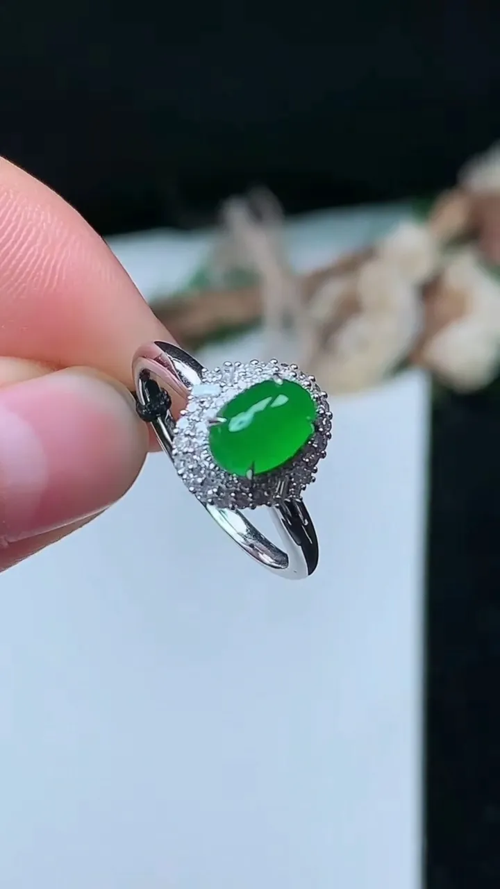 天然A货翡翠蛋面戒指，尺寸17.2-7.6-5.2，重量:2.88g2025年11月26日
工厂直销收藏佳品,种好水足，色泽均匀，有种有色，上手高大气！