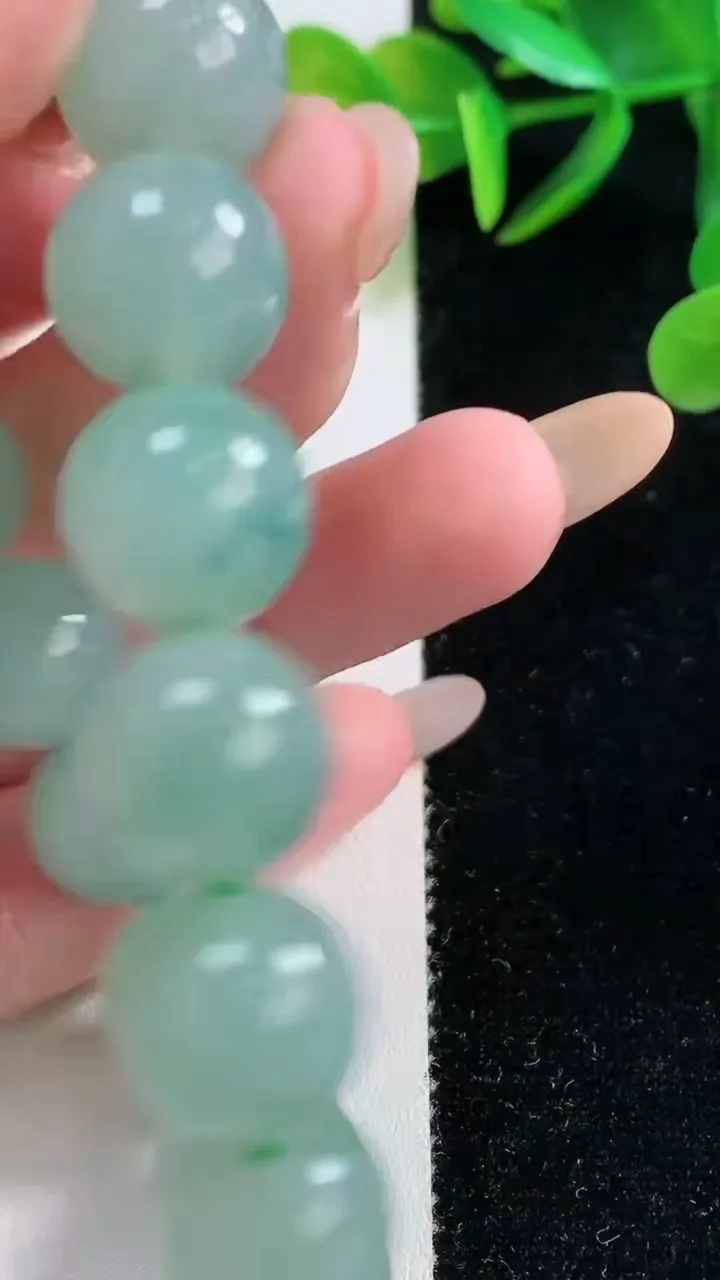 天然A货翡翠圆珠手串，尺寸12.6-16颗，重量:58.70g11月26日
工厂直销收藏佳品,种好水足，色泽均匀，有种有色，上手高大气！