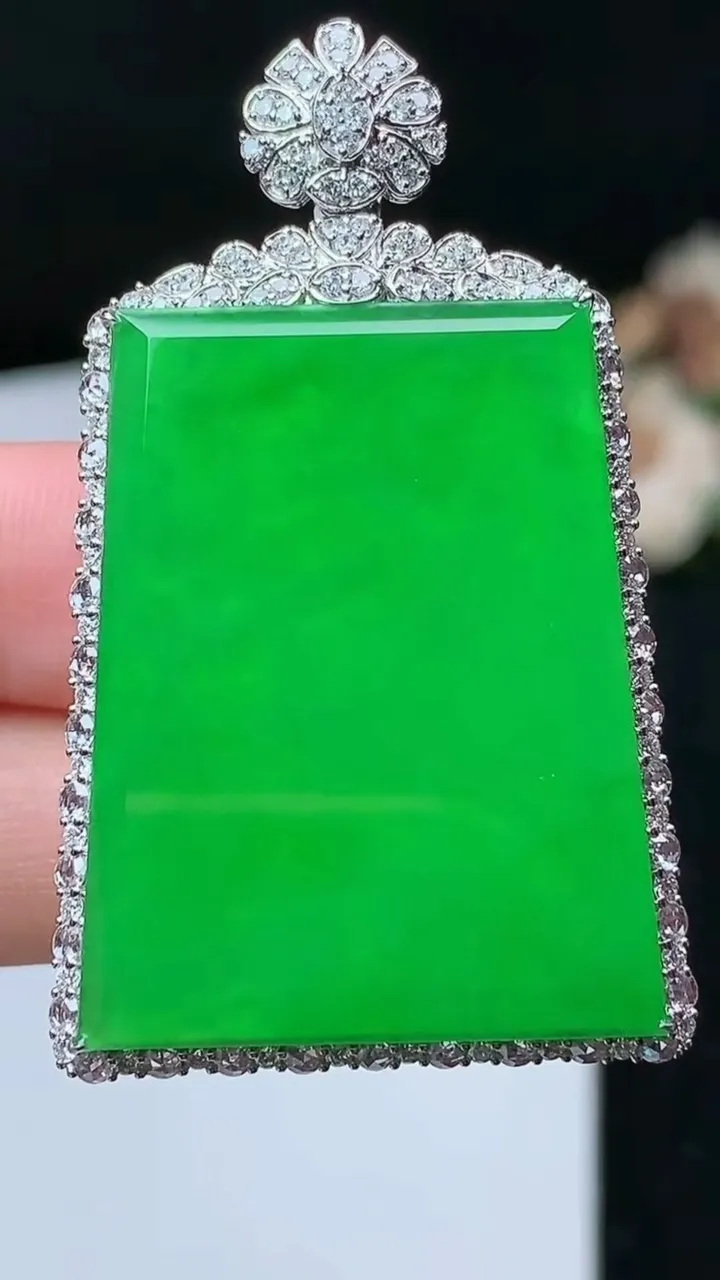 天然A货翡翠无事牌吊坠，尺寸49.5-29.7-11.5，裸石33.5-25.8，重量:14.49g
11月26日