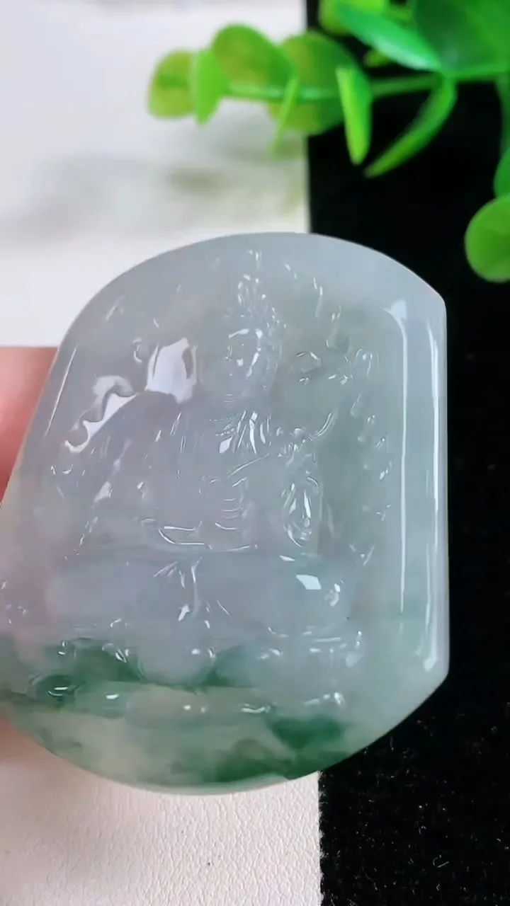 天然A货翡翠冰种飘花大势至菩萨吊坠，尺寸55.3-44.4-6，重量:31.24g
11月26日