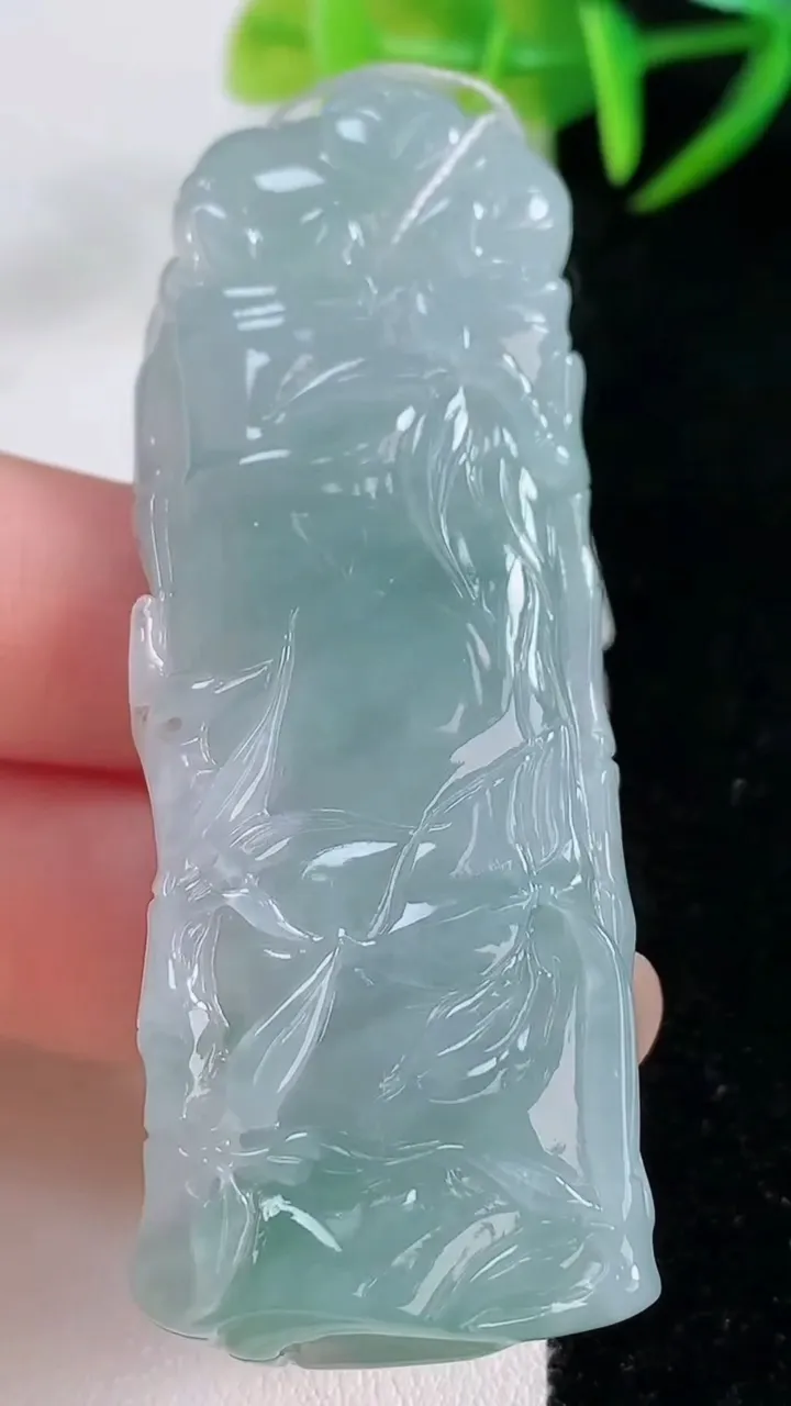 天然A货翡翠节节高升 竹节吊坠，尺寸65-23.5-11.3，重量:40.78g
11月26日