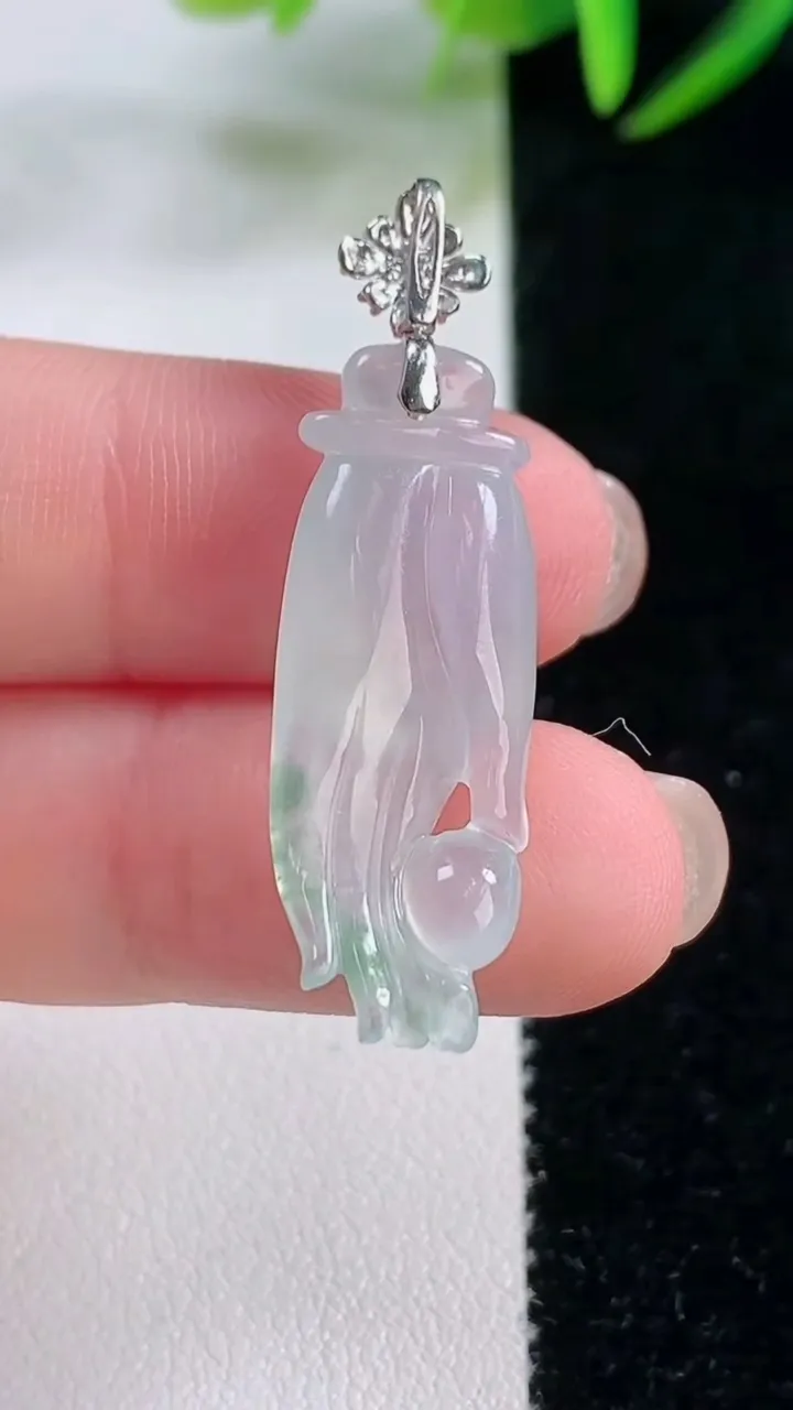 天然A货翡翠种飘花掌上明珠吊坠，尺寸29.8-11.4-6.5，重量:3.68g11月26日
工厂直销收藏佳品,种好水足，色泽均匀，有种有色，上手高大气！