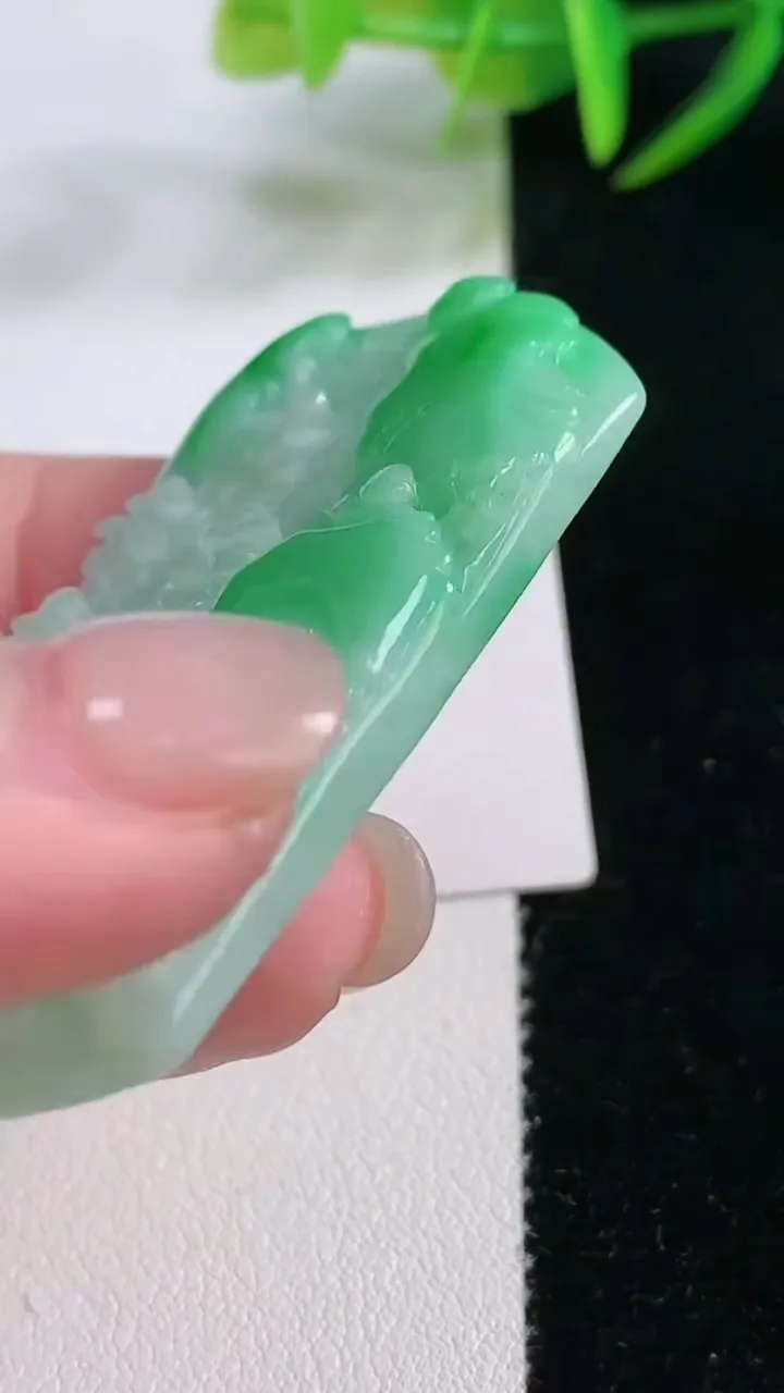 天然A货翡翠山水牌吊坠，尺寸51.8-33.3-5.6，重量:21.71g
11月26日