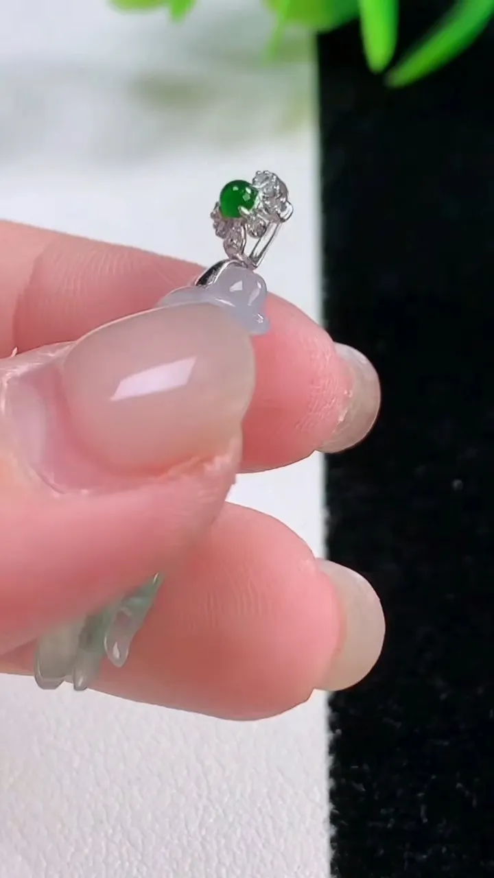 天然A货翡翠种飘花掌上明珠吊坠，尺寸29.8-11.4-6.5，重量:3.68g11月26日
工厂直销收藏佳品,种好水足，色泽均匀，有种有色，上手高大气！