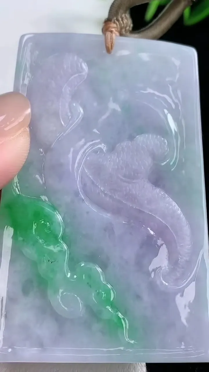 天然A货翡翠春带彩紫罗兰龙牌吊坠，尺寸65-41.7-12.9，重量:77.24g
11月26日