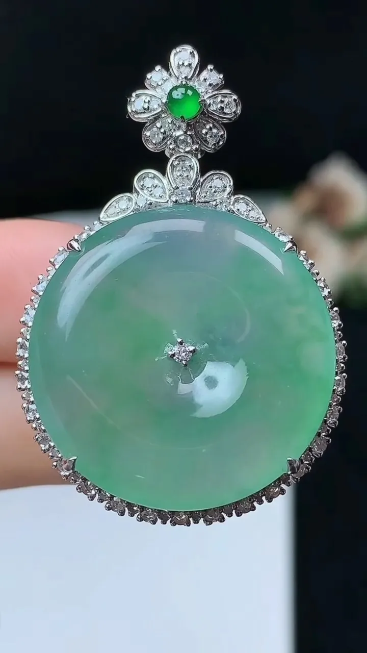 天然A货翡翠平安扣吊坠，尺寸41.7-28.4-9.6裸石25.6，重量:11.46g
11月26日