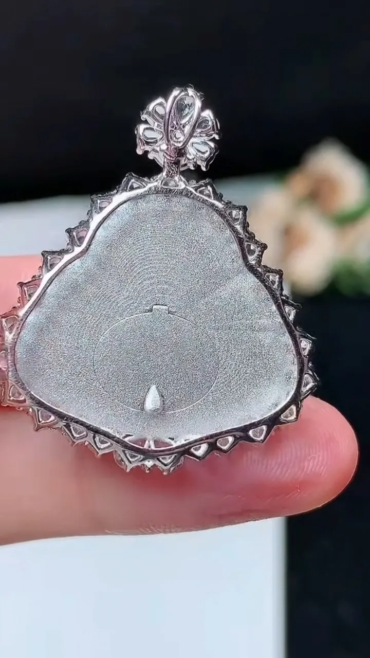 天然A货翡翠佛公吊坠，尺寸33.7-28.9-9.3裸石21-24.5，重量:9.22g
11月26日