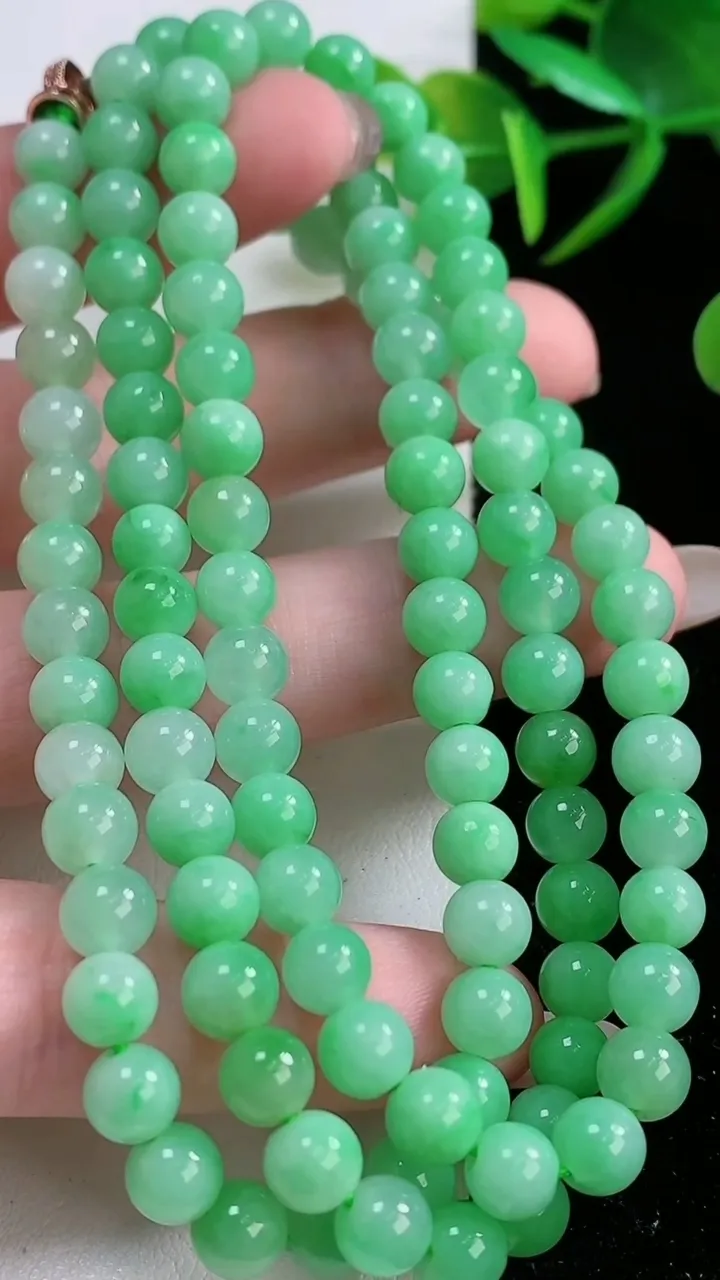天然A货翡翠圆珠项链，尺寸5.7-108颗，重量:41.71g
11月26日