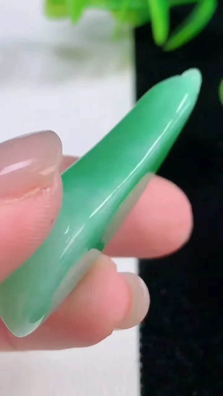 天然A货翡翠福瓜吊坠，尺寸47.8-18-10.5，重量:12.08g
11月26日