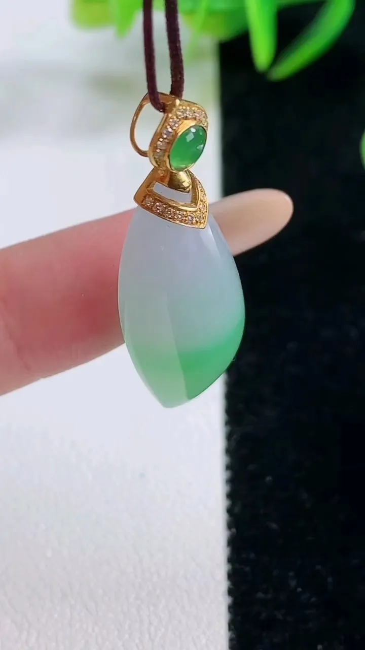 天然A货翡翠随形吊坠，尺寸28.7-12.5-7，重量:5.43g
11月26日