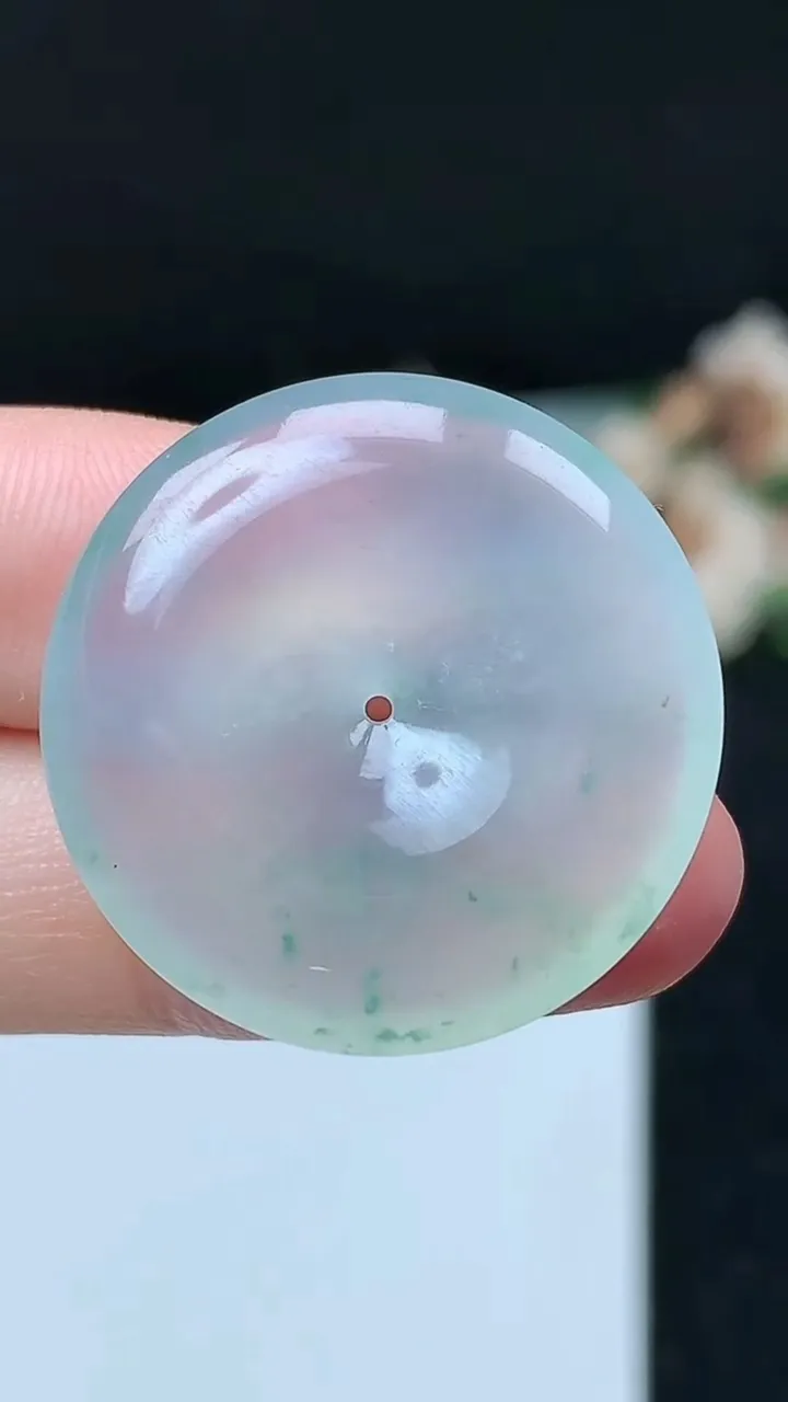 天然A货翡翠飘花平安扣吊坠，尺寸26.8-5.3，重量:7.45g
11月26日