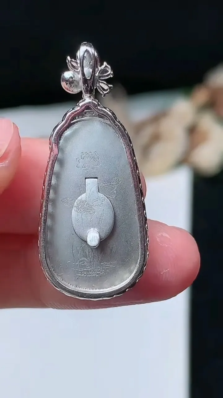 天然A货翡翠如意吊坠，尺寸34.4-15-5.9，裸石23.3-13，重量:4.22g
11月26日