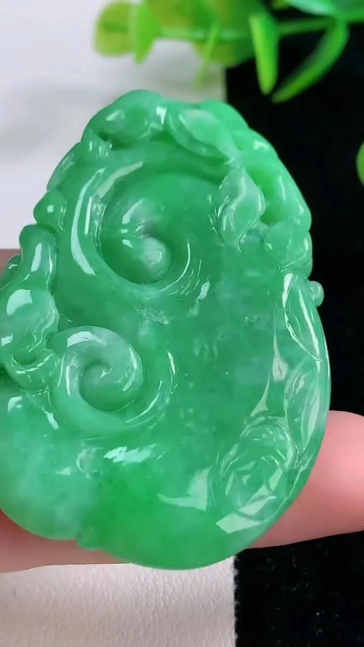 天然A货翡翠如意吊坠，尺寸56.3-37.2-8.4，重量:35.88g
11月26日