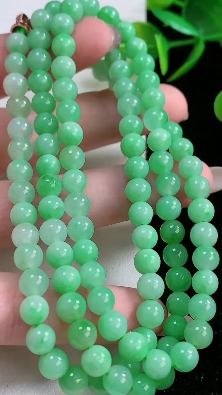 天然A货翡翠圆珠项链，尺寸5.7-108颗，重量:41.71g
11月26日