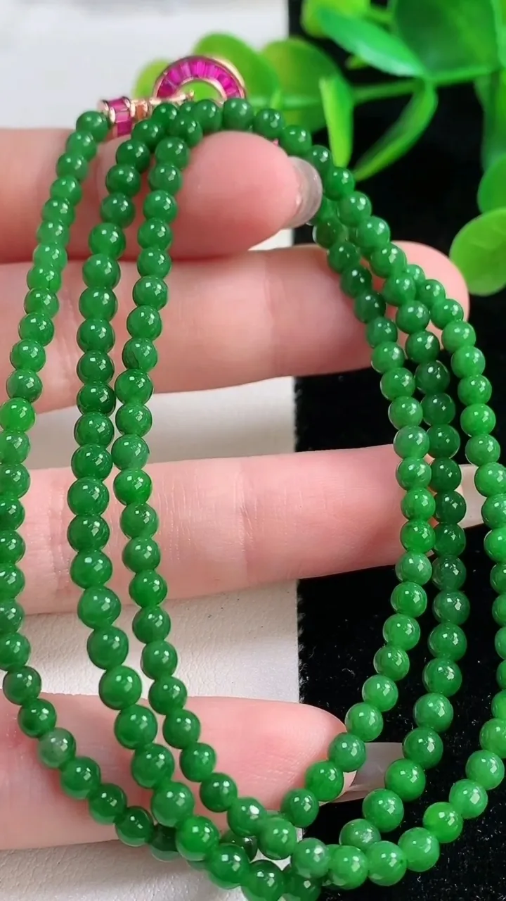 天然A货翡翠小米珠项链，尺寸3.4-156颗，重量:16.57g11月26日
工厂直销收藏佳品,种好水足，色泽均匀，有种有色，上手高大气！