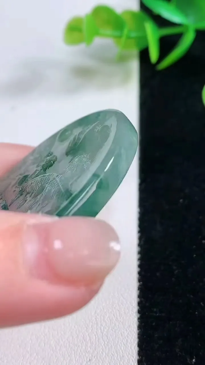 天然A货翡翠牌吊坠，尺寸51.5-42.2-5.1，重量:27.94g
11月26日