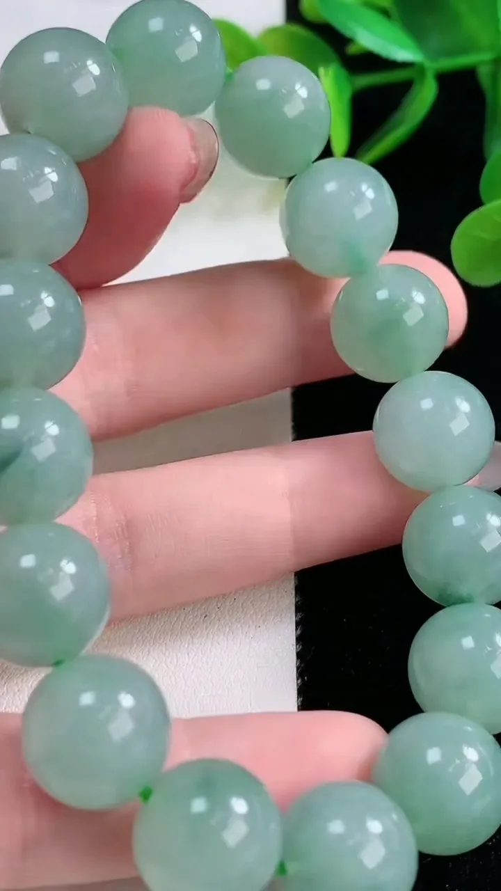 天然A货翡翠圆珠手串，尺寸12.6-16颗，重量:58.70g11月26日
工厂直销收藏佳品,种好水